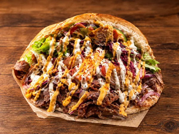 Fertiges Steak Bread mit Fleisch, Salat und Soßen