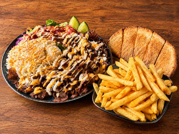 Steak Teller mit Reis, Salat, Pommes und Brot